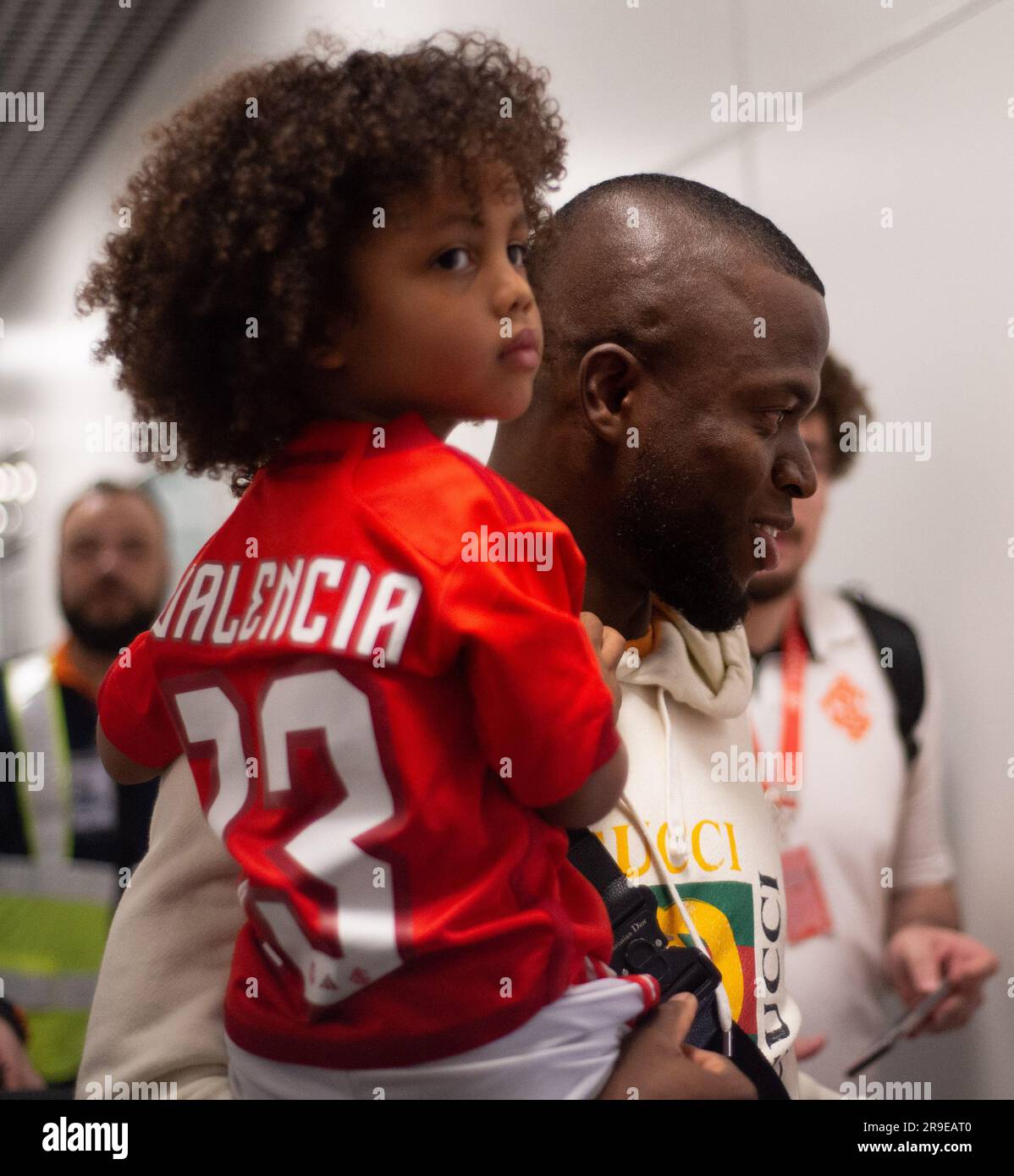 Porto Alegre, Brasile. 26 giugno 2023. L'attaccante ecuadoriano Enner Valencia, arriva all'Aeroporto Internazionale Salgado Filho, a Porto Alegre nelle prime ore di questo lunedì, il 26. Il giocatore sarà presentato come nuovo ingaggio per l'Internacional a Porto Alegre il 26 giugno. Foto: Max Peixoto/DiaEsportivo/Alamy Live News Credit: DiaEsportivo/Alamy Live News Foto Stock