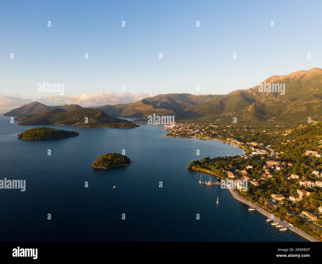 Vista aerea di Lefkada, Grecia, all'alba. L'isola ionica di Lefkada è la più vicina al lato occidentale della Grecia continentale e può Foto Stock