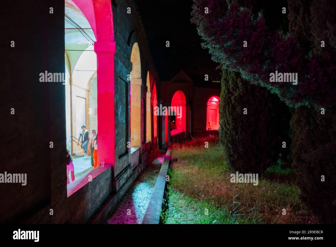 Bologna, Italia - 23 giugno 2023: Passeggia di notte sotto i portici che conducono al santuario di San Luca illuminato per la prima edizione del Bo Foto Stock