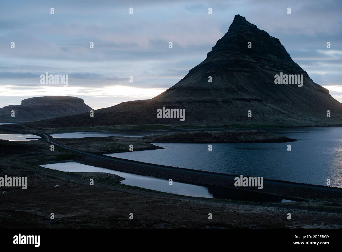 Immagine del paesaggio con una vista spettacolare del monte Kirkjufell e dell'oceano Atlantico, nella penisola di Snaefellsness in Islanda. Foto Stock