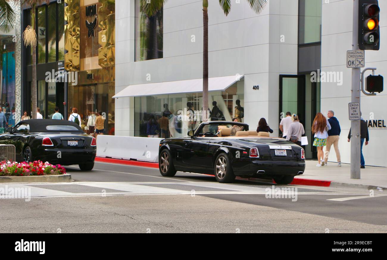 Vista posteriore di due vetture Rolls Royce Dawn cabriolet nere Rodeo Drive Beverly Hills Los Angeles California USA Foto Stock