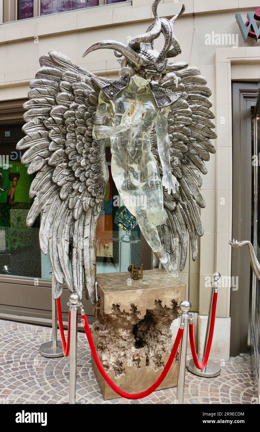 Scultura all'ingresso della galleria d'arte Winn Slavin Two Rodeo Drive 202 North Rodeo Drive Beverly Hills Los Angeles California USA Foto Stock