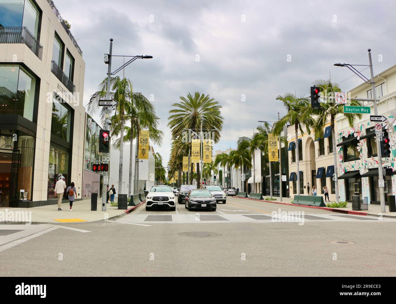 Il traffico si ferma al semaforo all'incrocio tra Dayton Way e Rodeo Drive Los Angeles California USA Foto Stock