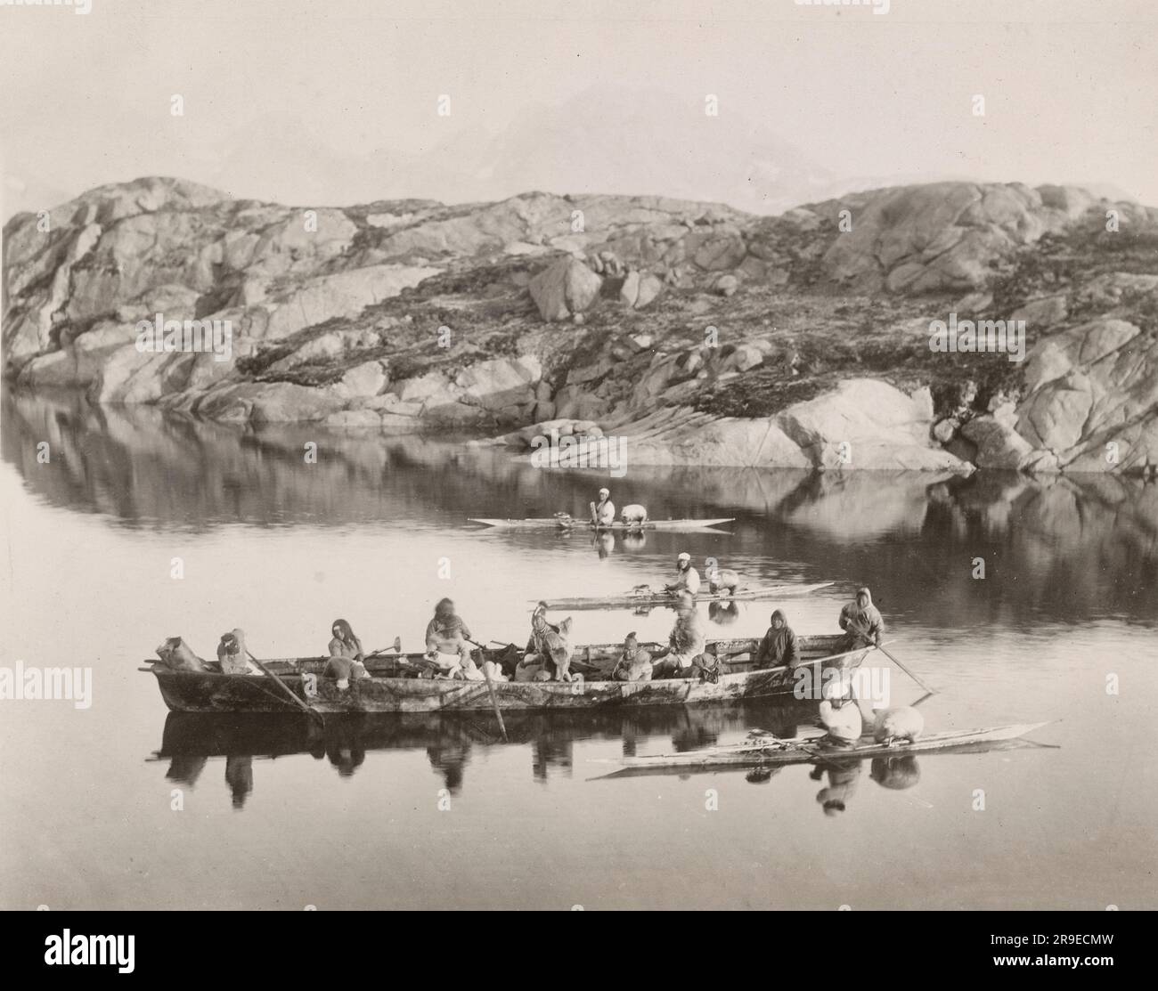 Eskimos nella baia vicino ad Ammassalik o Angmagssalik (oggi Tasiilaq), Groenlandia, 1924 Foto Stock