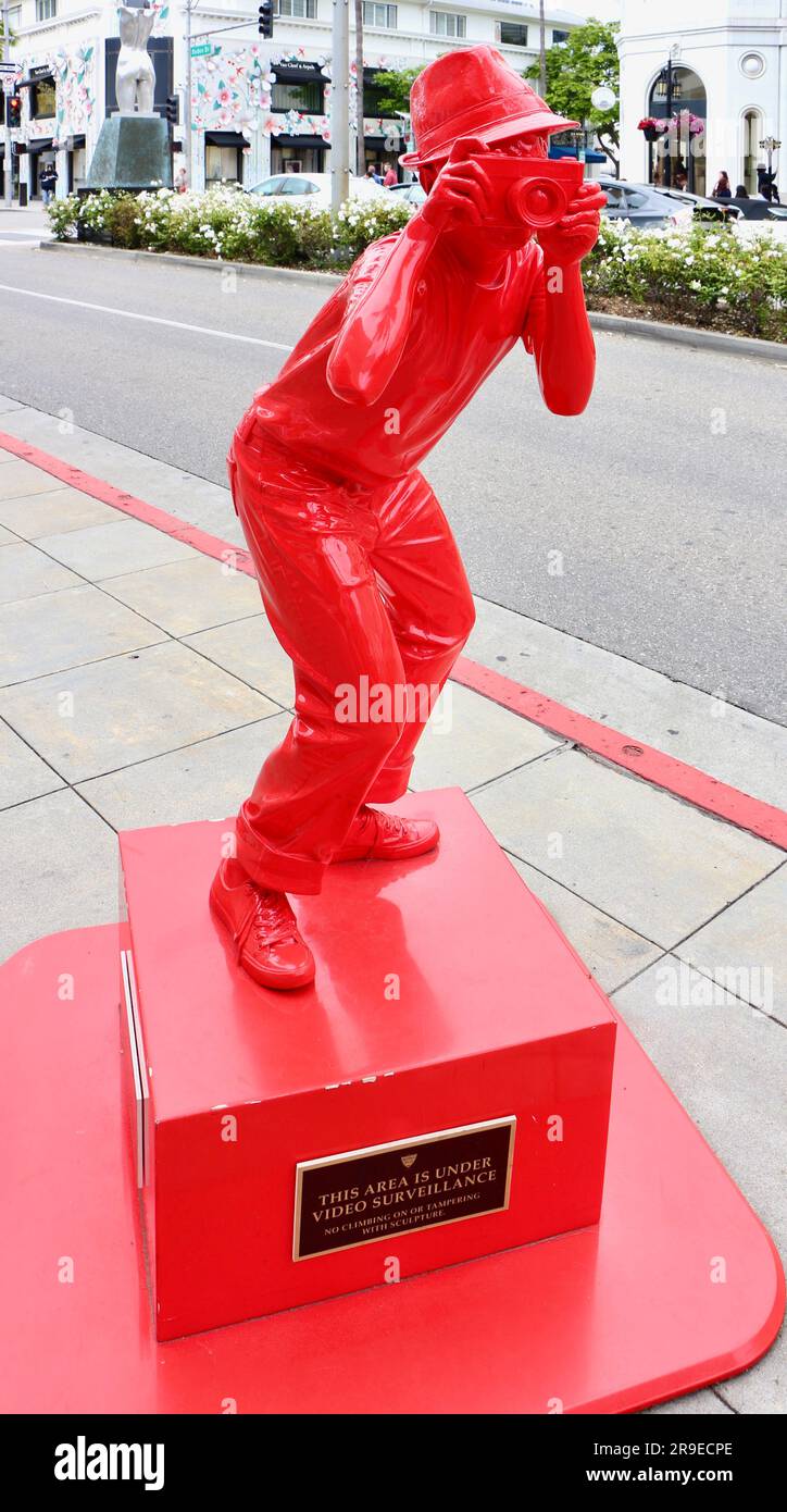 Thierry Guetta, alias Mr. Brainwash, scultura di un fotografo che scatta una foto di una vita è bella scultura Rodeo Drive Los Angeles California USA Foto Stock