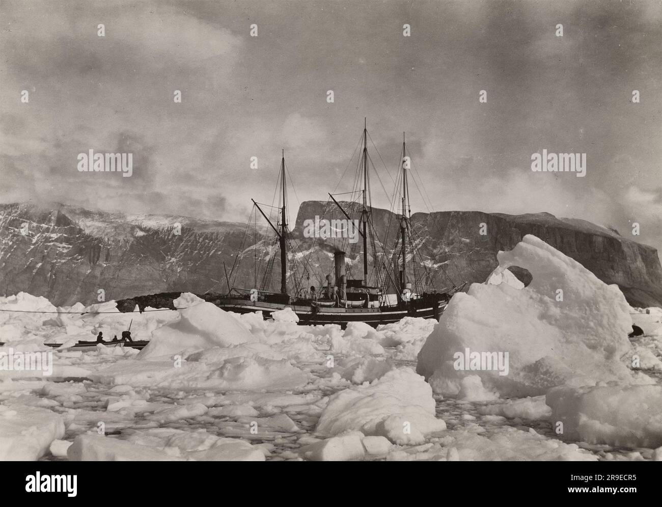 Nave Hans Egede nel ghiaccio vicino a Umanak, Groenlandia, 1924 Foto Stock