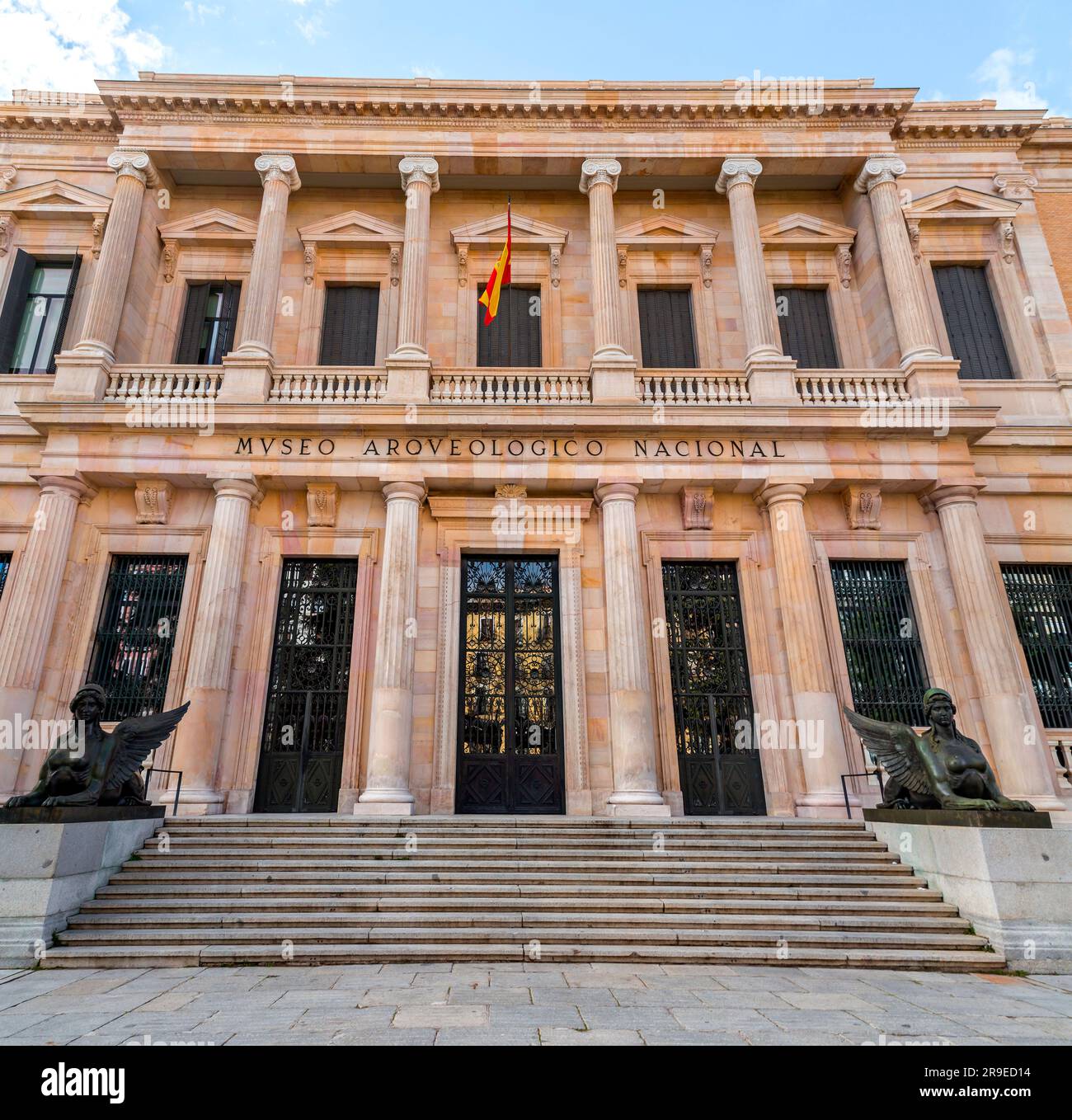 Madrid, Spagna - 19 febbraio 2022: Il Museo Archeologico Nazionale si trova in Calle de Serrano, accanto a Plaza de Colon, condividendo il suo edificio con il Museo Archeologico Nazionale Foto Stock