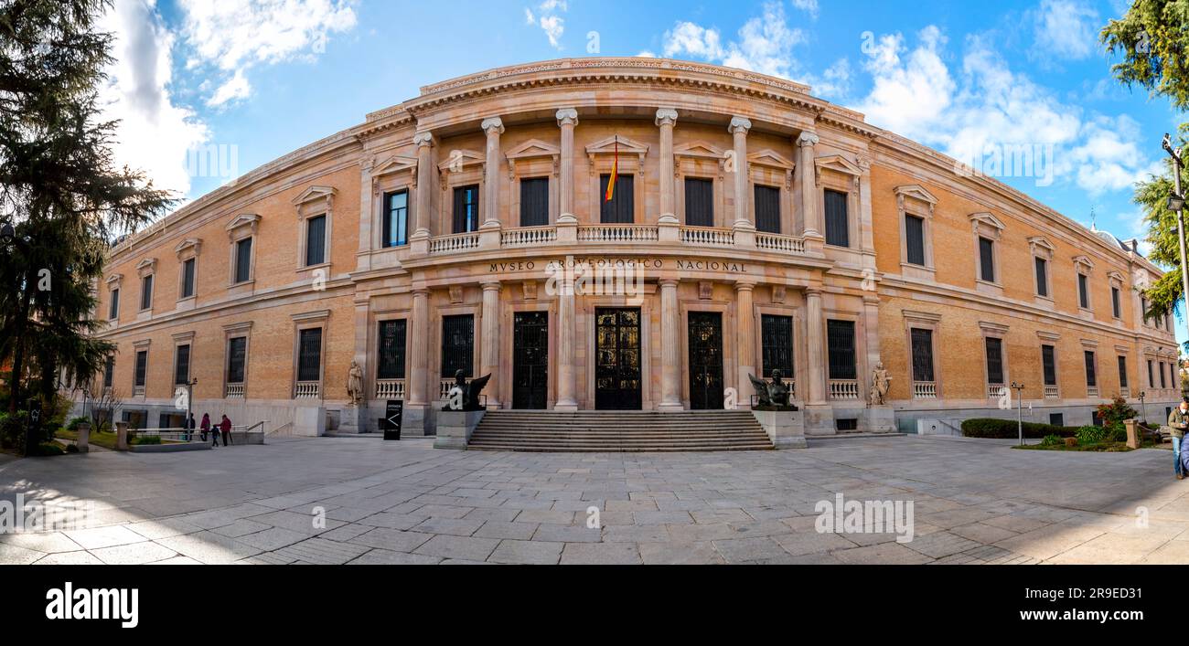 Madrid, Spagna - 19 febbraio 2022: Il Museo Archeologico Nazionale si trova in Calle de Serrano, accanto a Plaza de Colon, condividendo il suo edificio con il Museo Archeologico Nazionale Foto Stock
