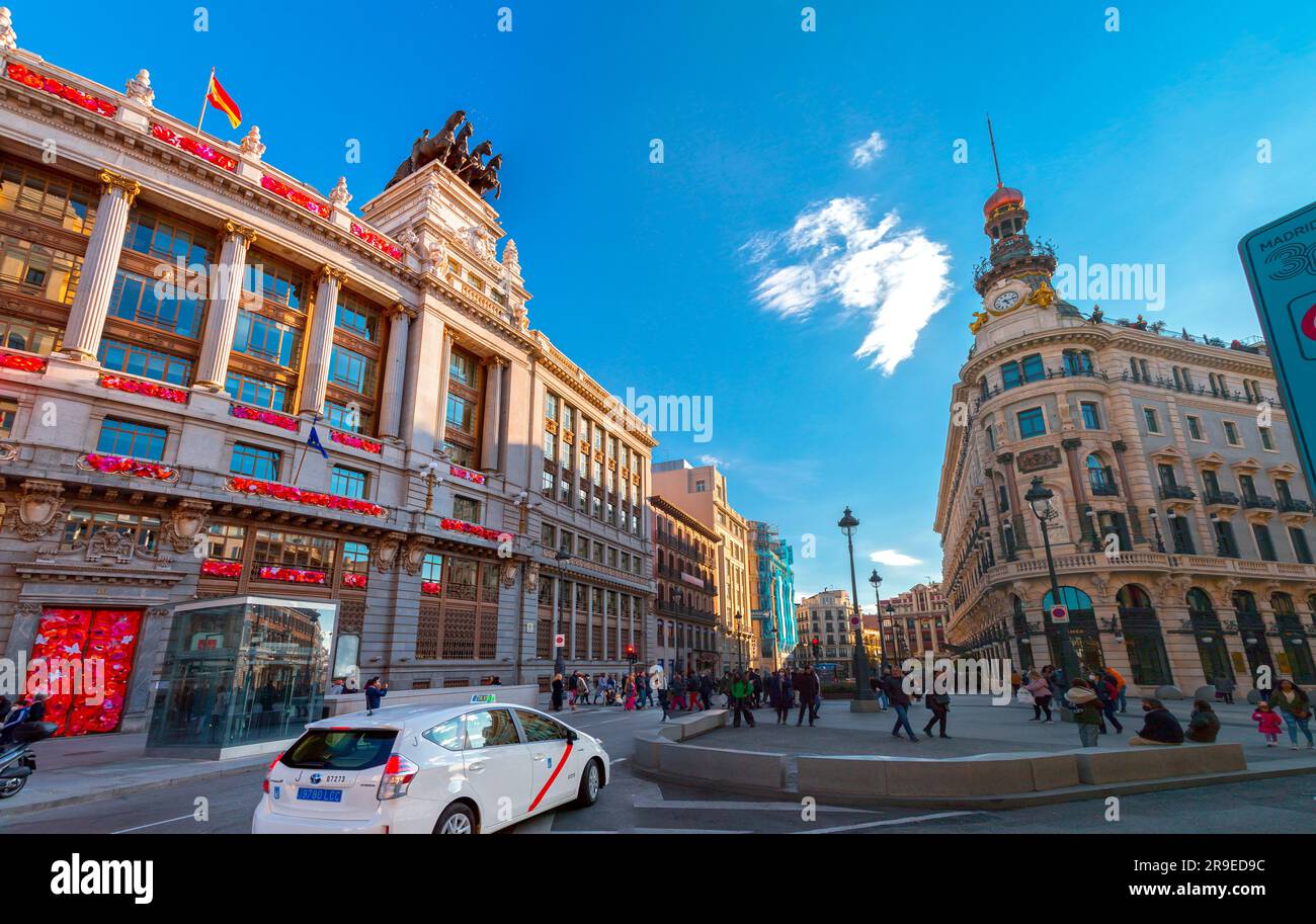 Madrid, Spagna - 19 febbraio 2022: Il Banco Bilbao Vizcaya è un edificio situato in Calle de Alcala. Progettato nel 1919 dall'architetto Ricardo Bastida, e b Foto Stock