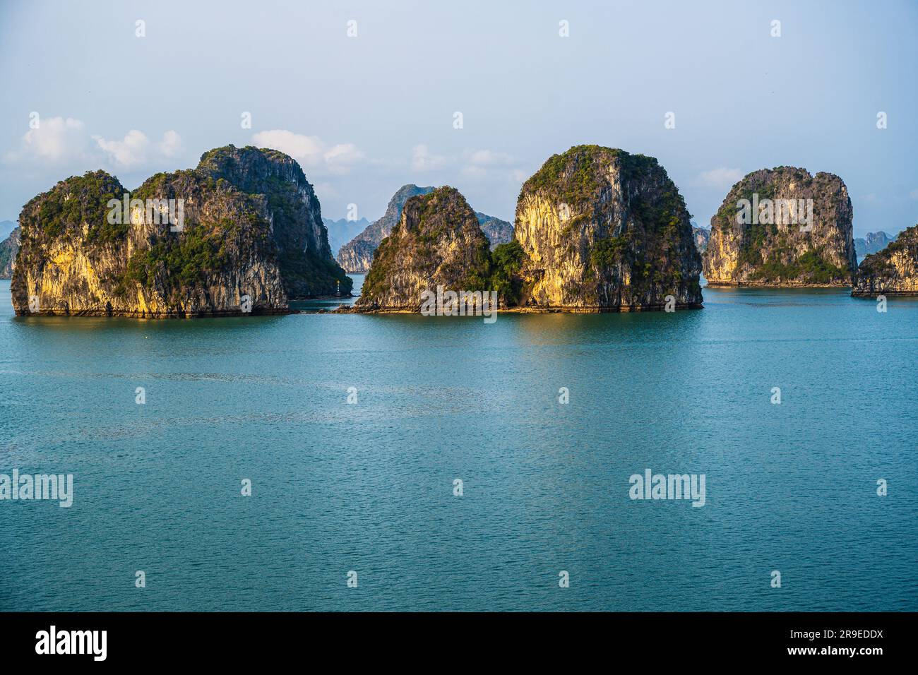 Una foto di ha Long Bay Vietnam, un sito patrimonio dell'umanità dell'UNESCO. Foto Stock