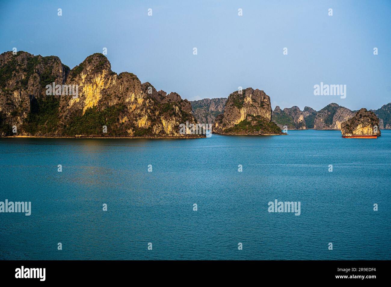Una foto della Baia di ha Long e delle sue formazioni rocciose Foto Stock