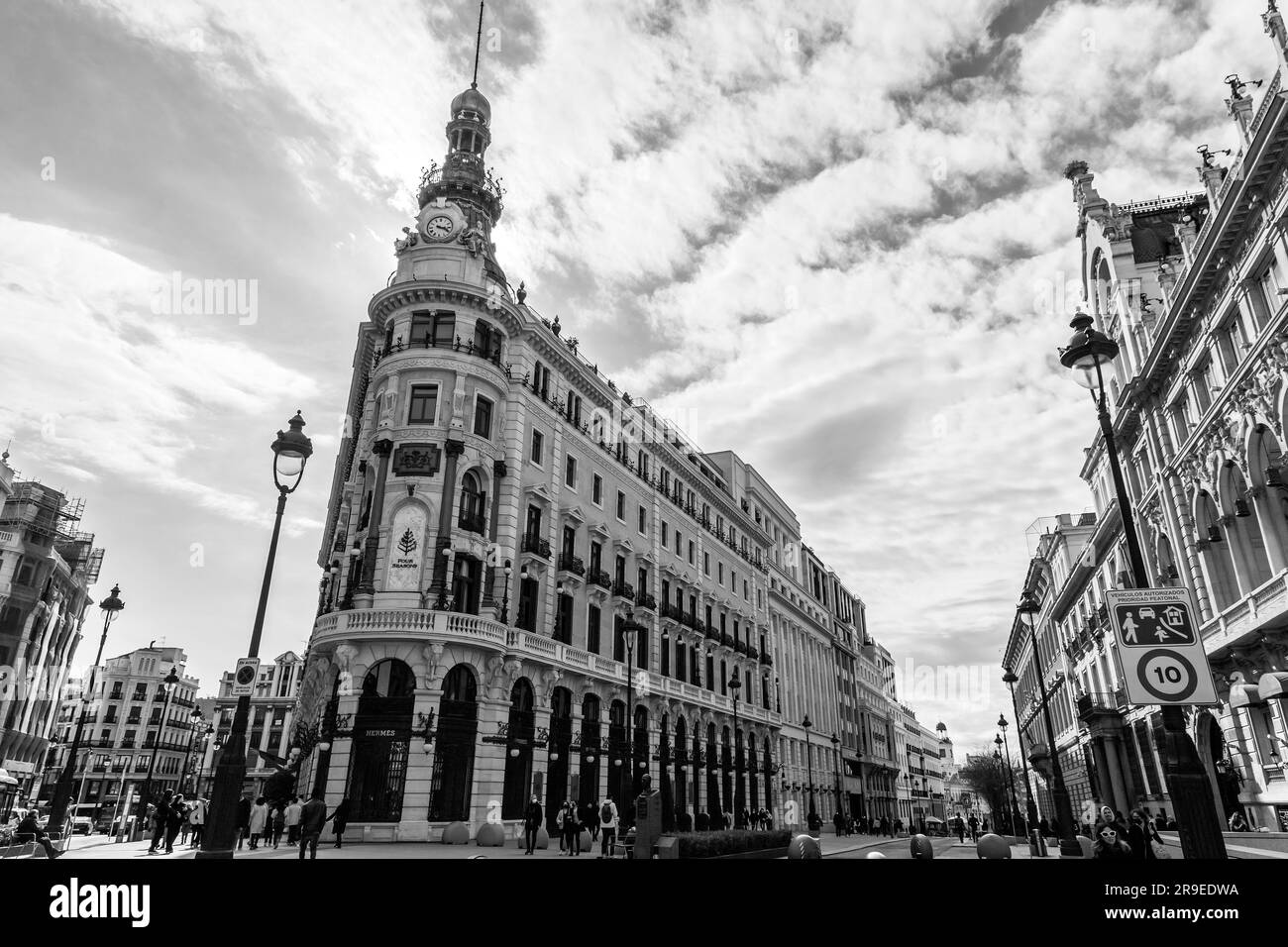 Madrid, Spagna - 19 febbraio 2022: The Four Seasons Hotel presso Plaza de Canalejas. Aperto nel 2020, l'hotel con 200 camere è il più grande e costoso Foto Stock