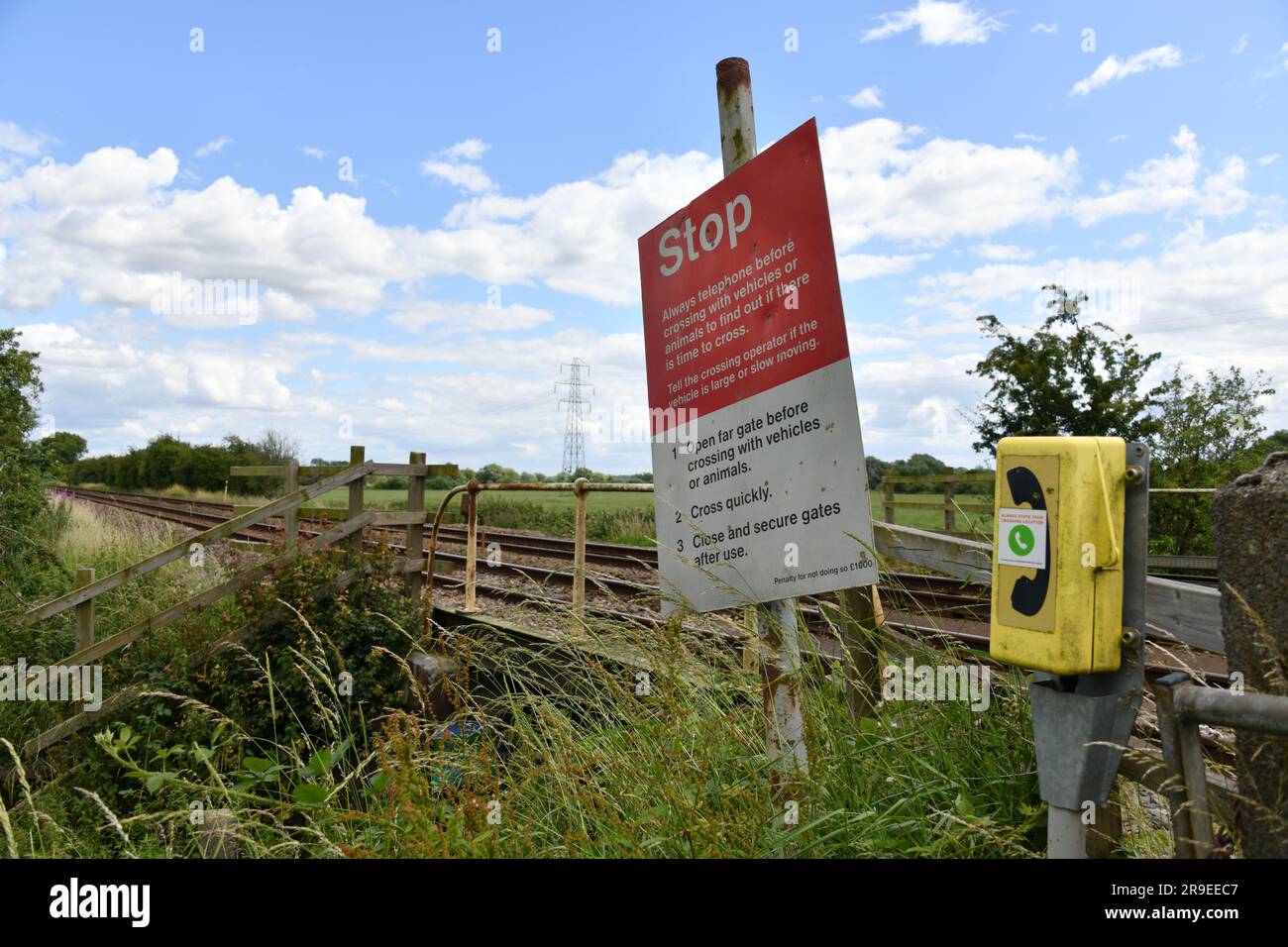 Segnale di stop presso Rocks User Worked Crossing (UWC) sulla North Staffordshire Railway vicino alla stazione di Tutbury e Hatton Foto Stock