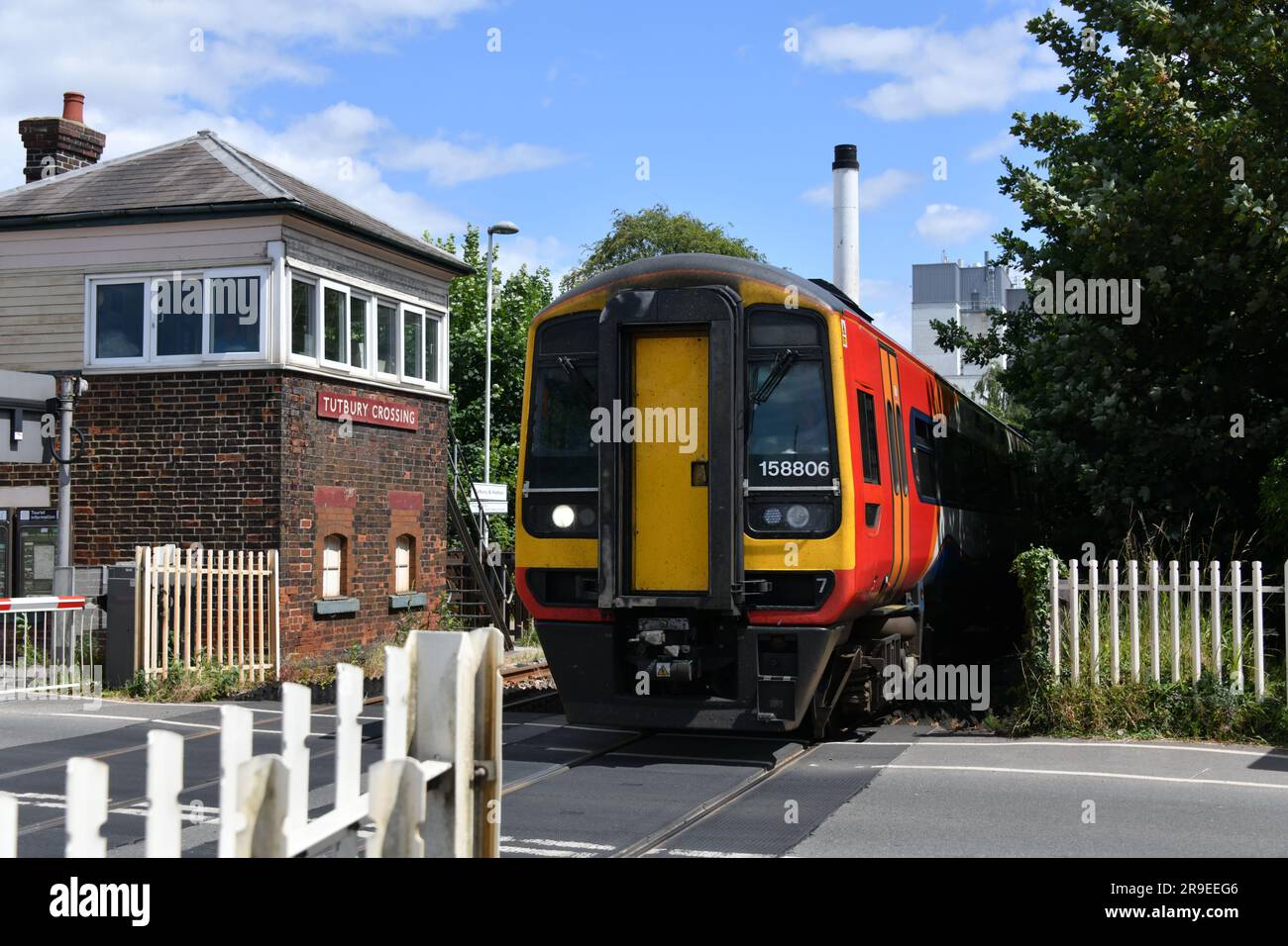 East Midlands Railway Class 158 Sprinter 158806 che arriva a Tutbury e alla stazione di Hatton con il servizio 12:43 Newark Castle a Crewe il 26 giugno 2023 Foto Stock