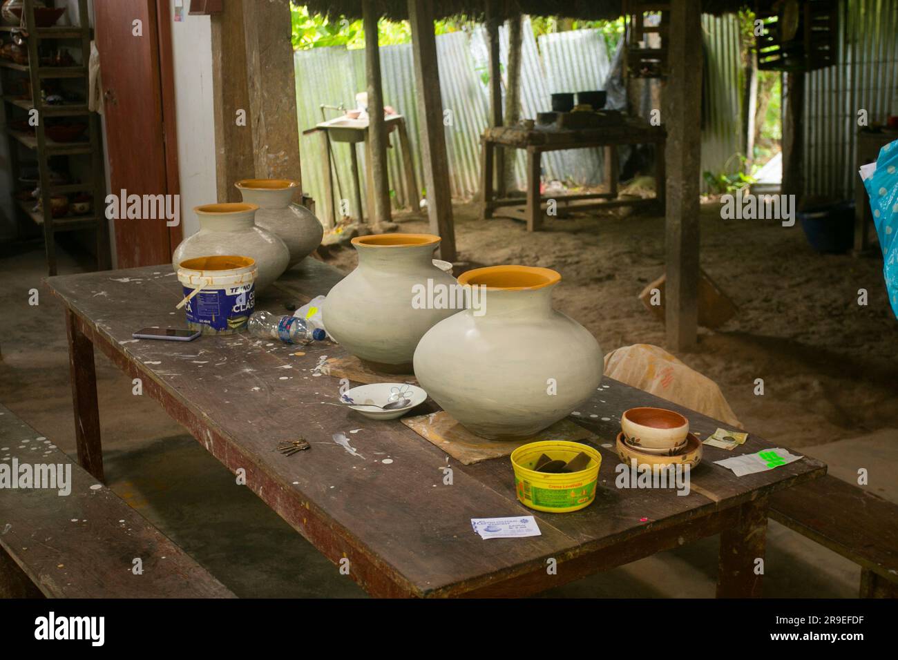 Museo e atelier di ceramica nella città di Chazuta nella giungla peruviana. Foto Stock