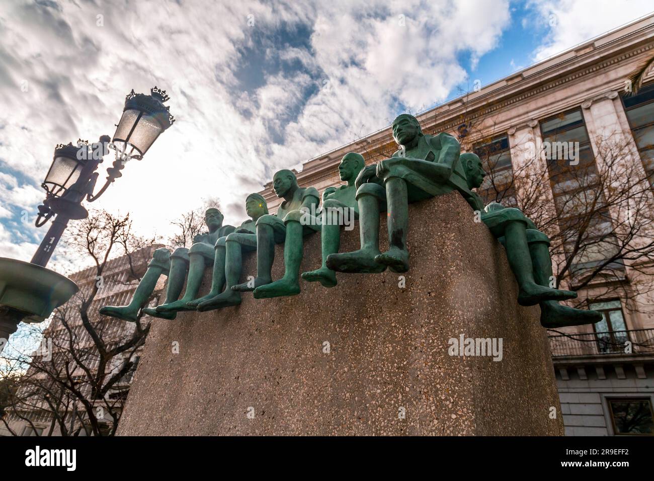 Madrid, Spagna - 19 febbraio 2022: Il Refugiados è un monumento dedicato ai migranti e ai rifugiati, situato in uno stagno d'acqua del Paseo de Recoletos. Foto Stock