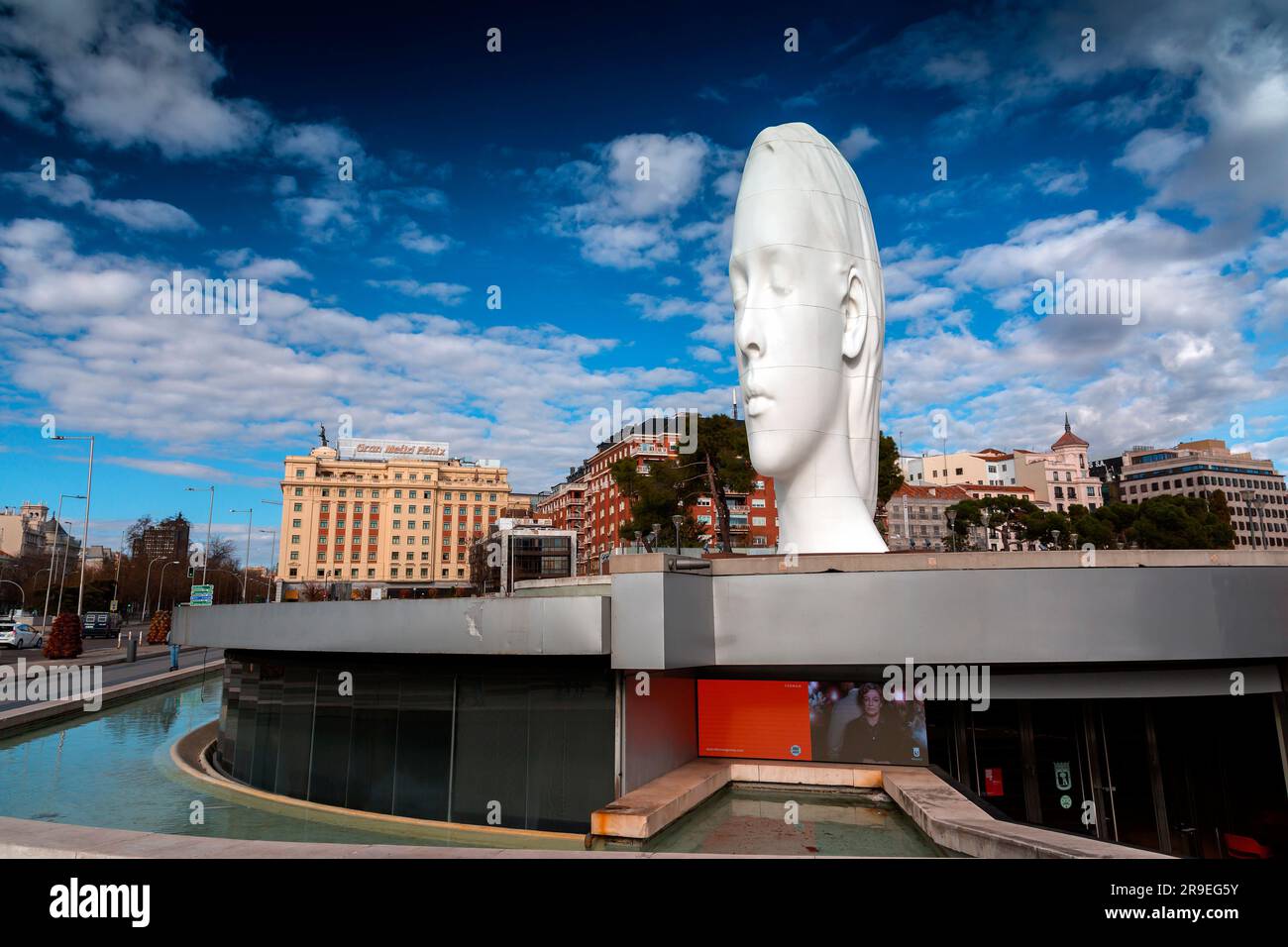 Madrid, Spagna - FEB 19, 2022: Scultura moderna intitolata Julia di Jaume Plensa Sune situata nella Plaza de Colon a Madrid, Spagna. Foto Stock