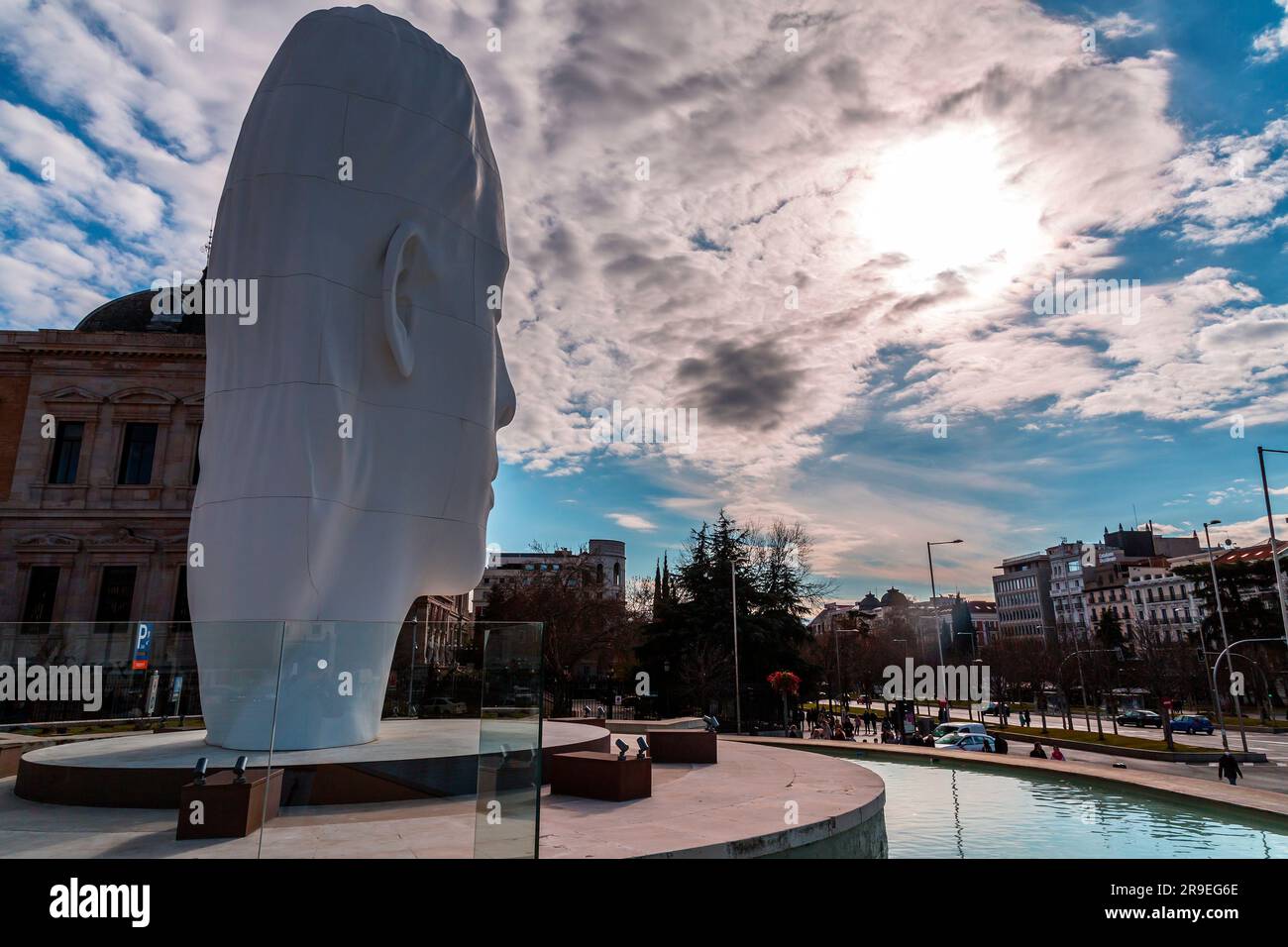 Madrid, Spagna - FEB 19, 2022: Scultura moderna intitolata Julia di Jaume Plensa Sune situata nella Plaza de Colon a Madrid, Spagna. Foto Stock