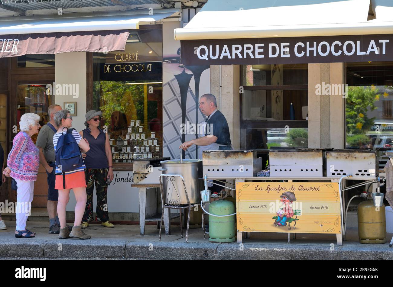 Quarre de Chocolat è un punto di ristoro estremamente popolare nel villaggio di Quarre les Tombes - aspettatevi una fila di 1000 metri e un'ora di attesa, Yonne FR Foto Stock