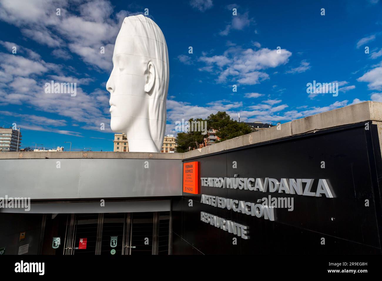 Madrid, Spagna - FEB 19, 2022: Scultura moderna intitolata Julia di Jaume Plensa Sune situata nella Plaza de Colon a Madrid, Spagna. Foto Stock