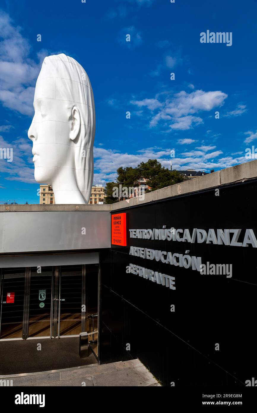 Madrid, Spagna - FEB 19, 2022: Scultura moderna intitolata Julia di Jaume Plensa Sune situata nella Plaza de Colon a Madrid, Spagna. Foto Stock