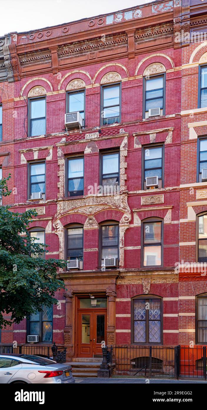 119 Bedford Avenue è un basso edificio di appartamenti nel nord di Williamsburg; la sua muratura è stata dipinta di rosso e dettagli in terracotta dipinti d'oro. Foto Stock