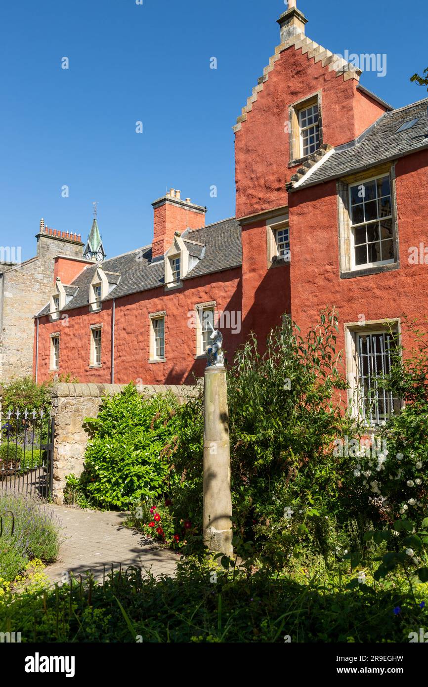 Abbot House e la city chambers dalla nuova libreria, Dunfermline, Scozia. Foto Stock