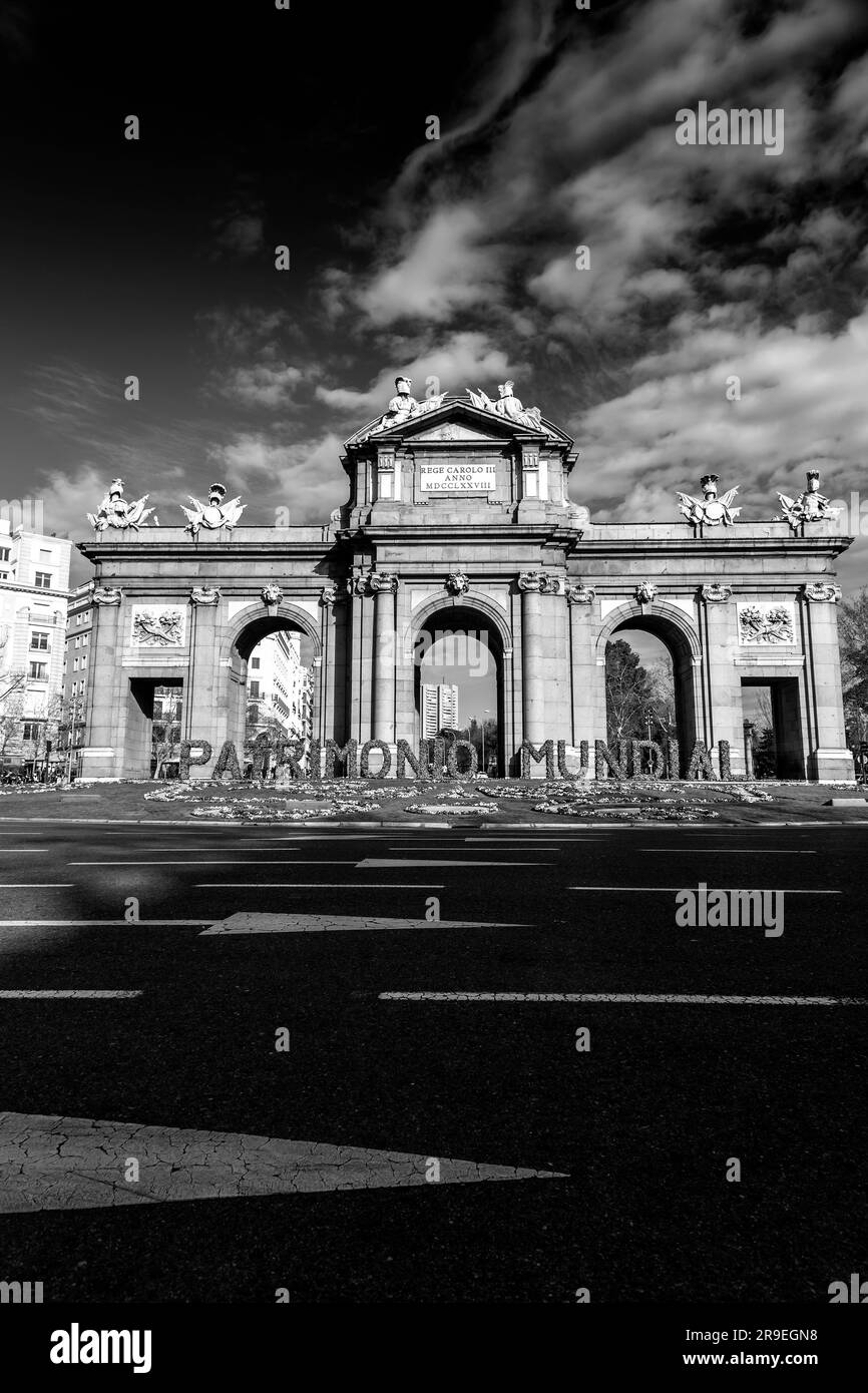 Madrid, Spagna-19 febbraio 2022: La Puerta de Alcala è una porta neoclassica nella Plaza de la Independencia di Madrid, Spagna. Foto Stock