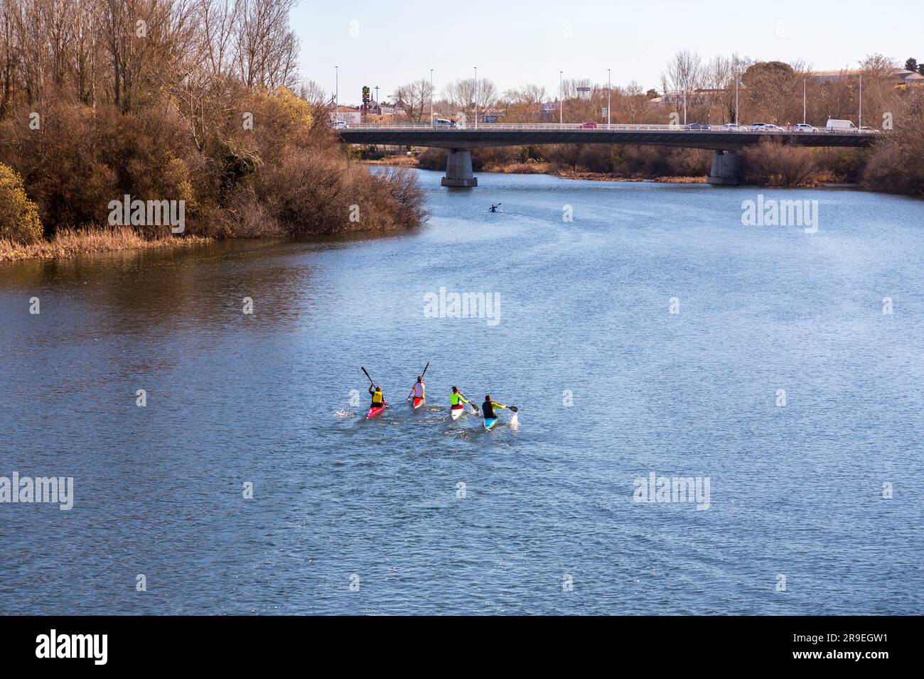 Salamanca, Spagna - 20 febbraio 2022: Canoisti che pagaiano attraverso il fiume Tormes a Salamanca, Castiglia e Leon, Spagna. Foto Stock