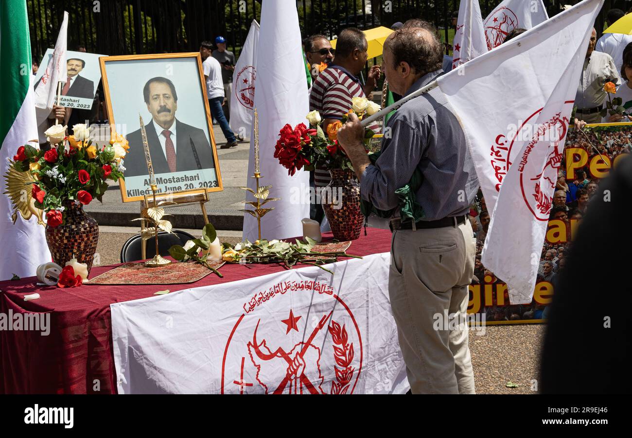 Washington DC, Stati Uniti. 24 giugno 2023. Un manifestante pone dei fiori in un memoriale al membro della People's Mojahedin Organization of Iran (PMOI) Ali Mostashari fuori dalla Casa Bianca a Washington DC il 24 giugno 2023. Il quartier generale del PMOI a Camp Ashraf 3, Albania, è stato razziato dalla polizia albanese il 20 giugno 2023 a seguito delle accuse che il gruppo di opposizione ha lanciato attacchi informatici contro potenze straniere e ha violato i termini del suo asilo. Mostashari è stato ucciso durante il raid. (Foto di Colin Mayfield/Sipa USA) credito: SIPA USA/Alamy Live News Foto Stock