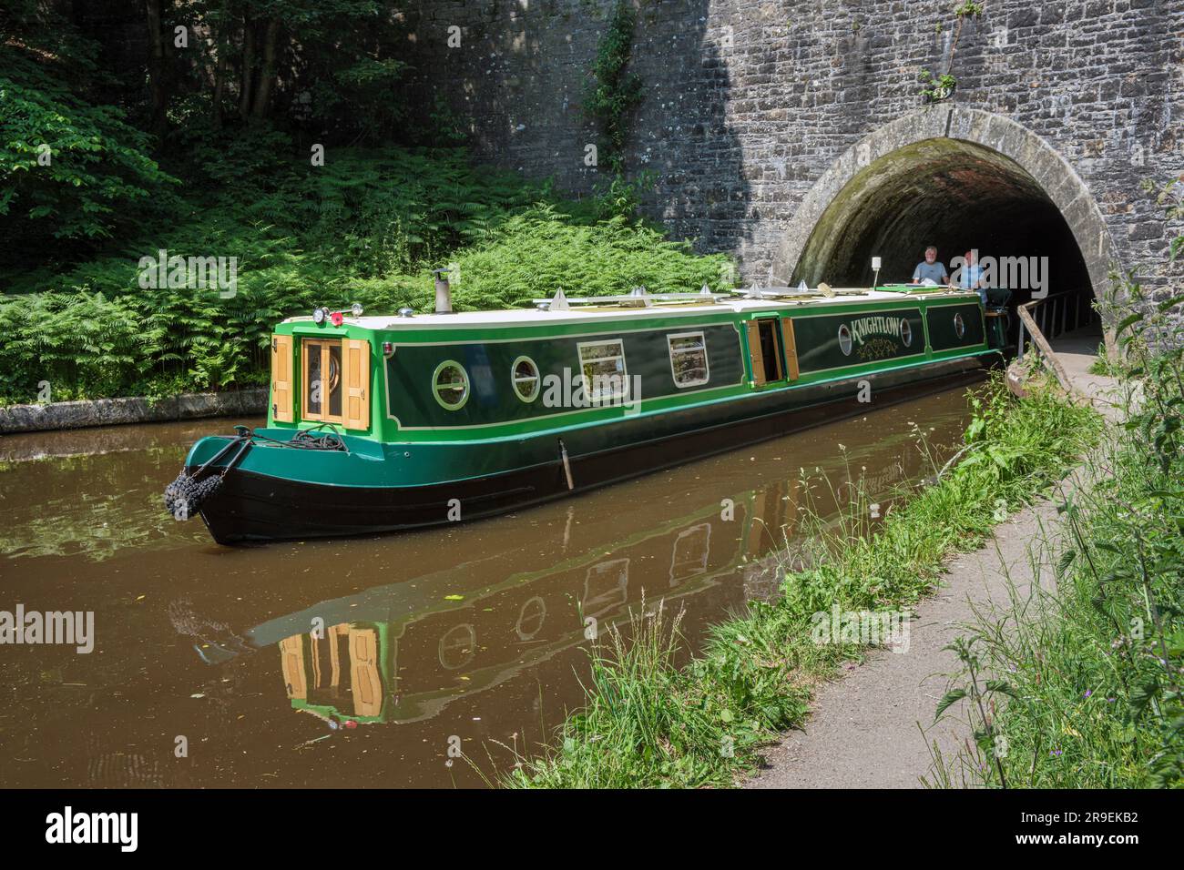 Un narrowboat che esce dal Chirk Tunnel, Shropshire Union Canal Llangollen Branch, Galles Foto Stock