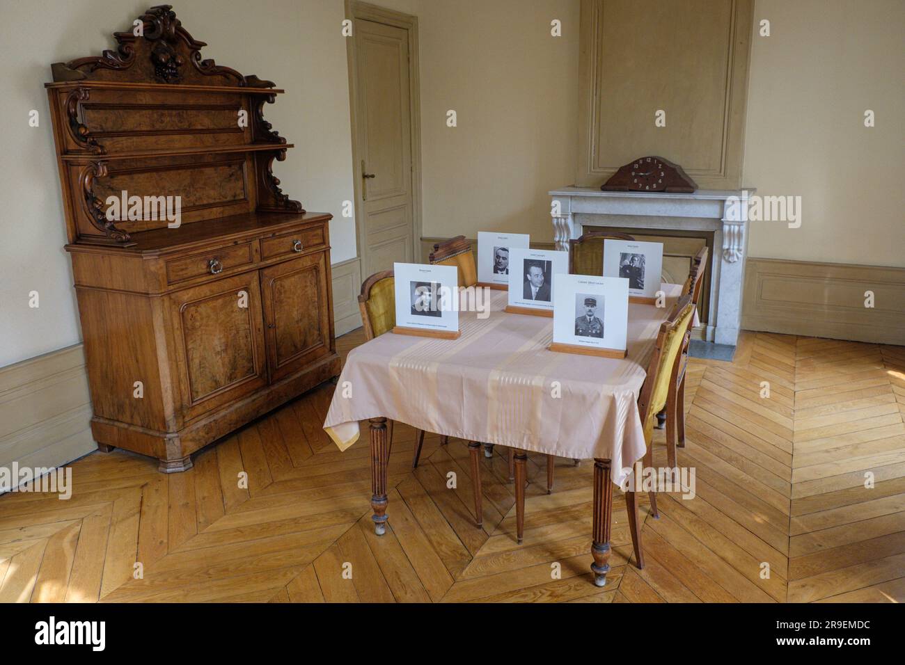 Francia, Caluire et Cuire, 2023-06-21. La sala dove si sarebbe tenuta la riunione della resistenza nella casa del dottor Dugoujon. Sul tavolo ci sono le foto di tho Foto Stock