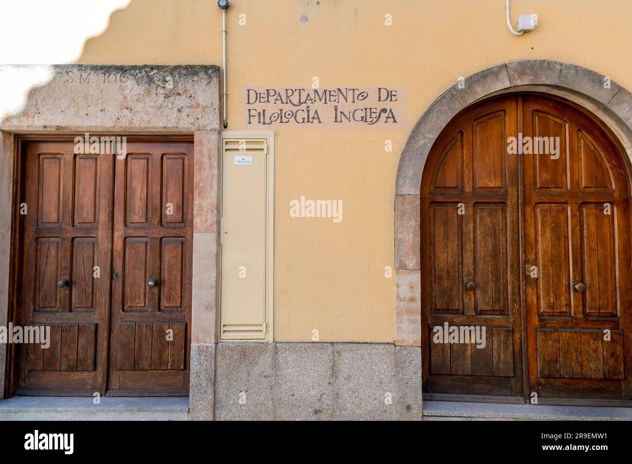 Salamanca, Spagna - 20 febbraio 2022: Cartello scritto a mano sul muro a Salamanca in stile tradizionale. Dipartimento di fisiologia inglese. Foto Stock