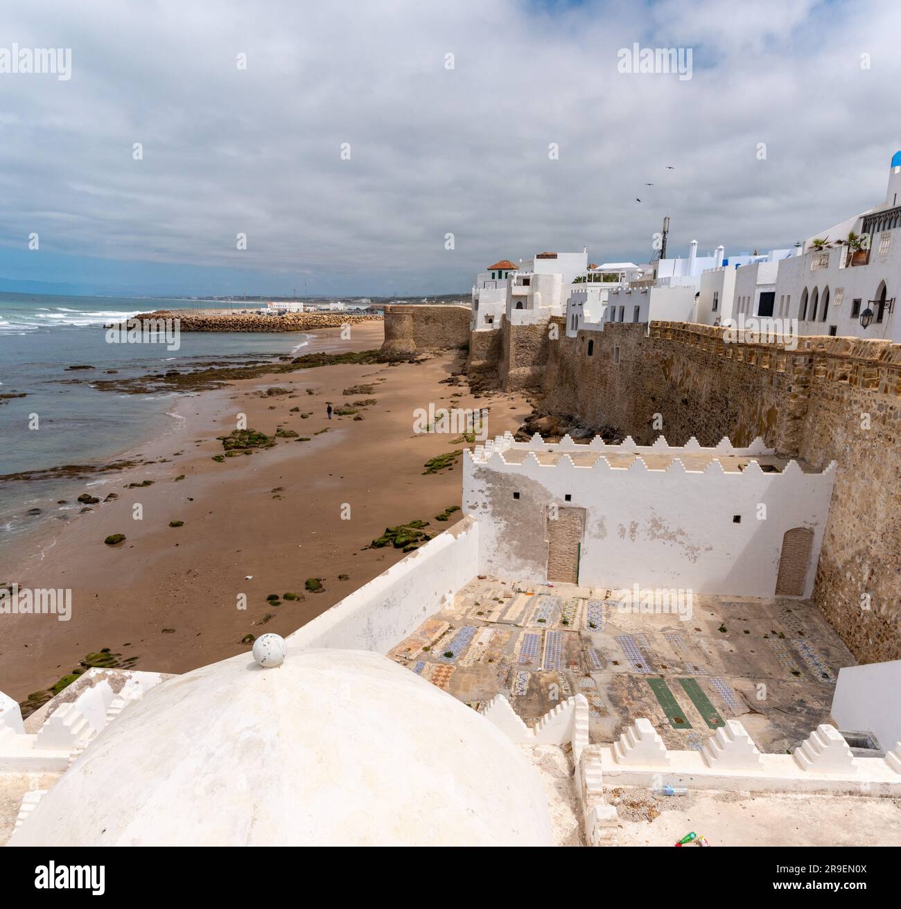 Vista panoramica del pittoresco centro della città di Asilah, vista dal Marabout di Sidi Ahmad Mansour, Marocco Foto Stock