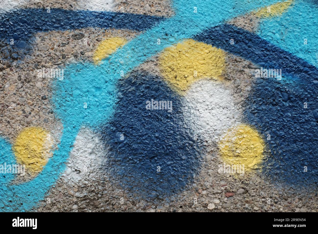 Le espressioni urbane prendono vita su una parete ricoperta di graffiti: Un vibrante mix di arte, cultura e creatività Foto Stock