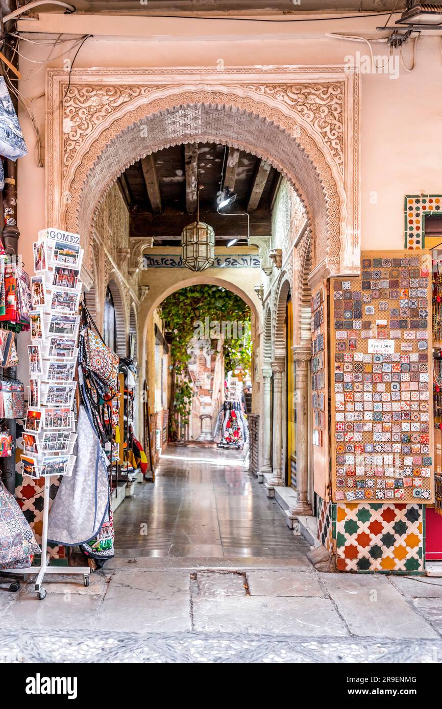 Granada, Spagna - 22 febbraio 2022: Il Bazar Artigiano, il mercato arabo accanto alla Cattedrale di Granada, Granada, Andalusia, Spagna. Foto Stock