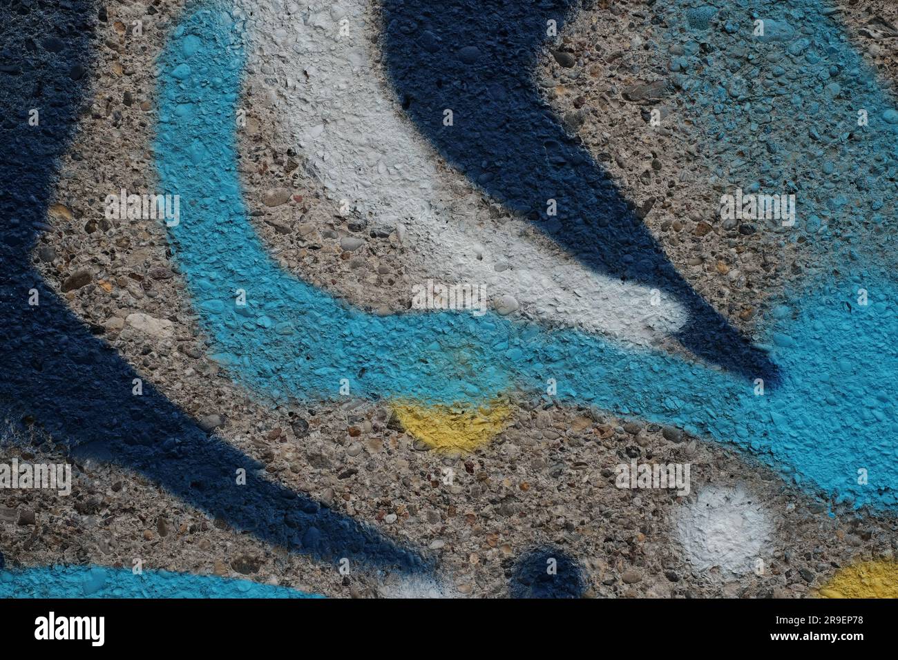 Le espressioni urbane prendono vita su una parete ricoperta di graffiti: Un vibrante mix di arte, cultura e creatività Foto Stock