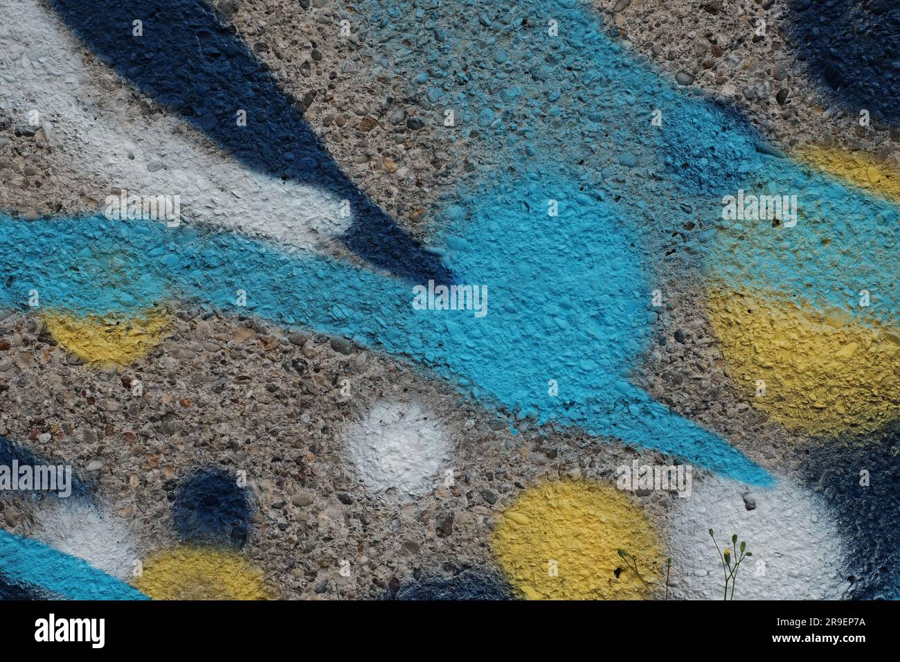 Le espressioni urbane prendono vita su una parete ricoperta di graffiti: Un vibrante mix di arte, cultura e creatività Foto Stock