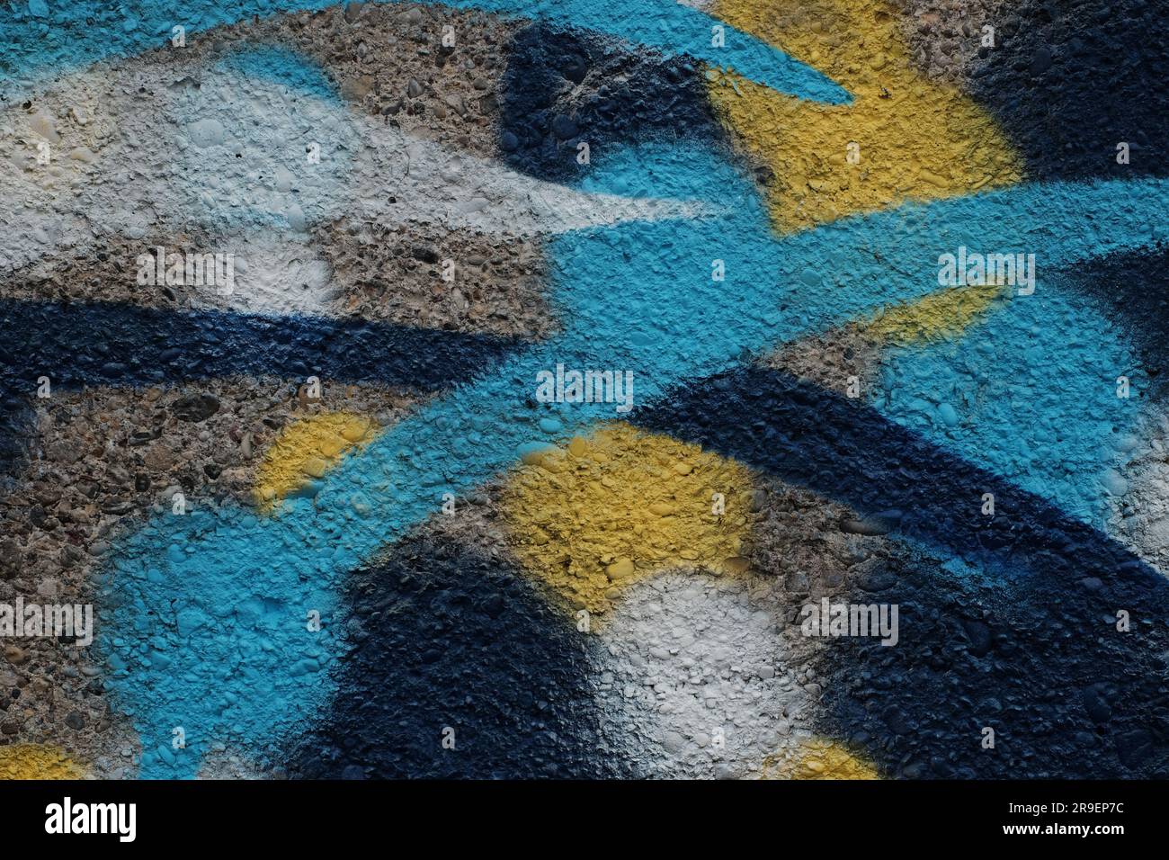 Le espressioni urbane prendono vita su una parete ricoperta di graffiti: Un vibrante mix di arte, cultura e creatività Foto Stock