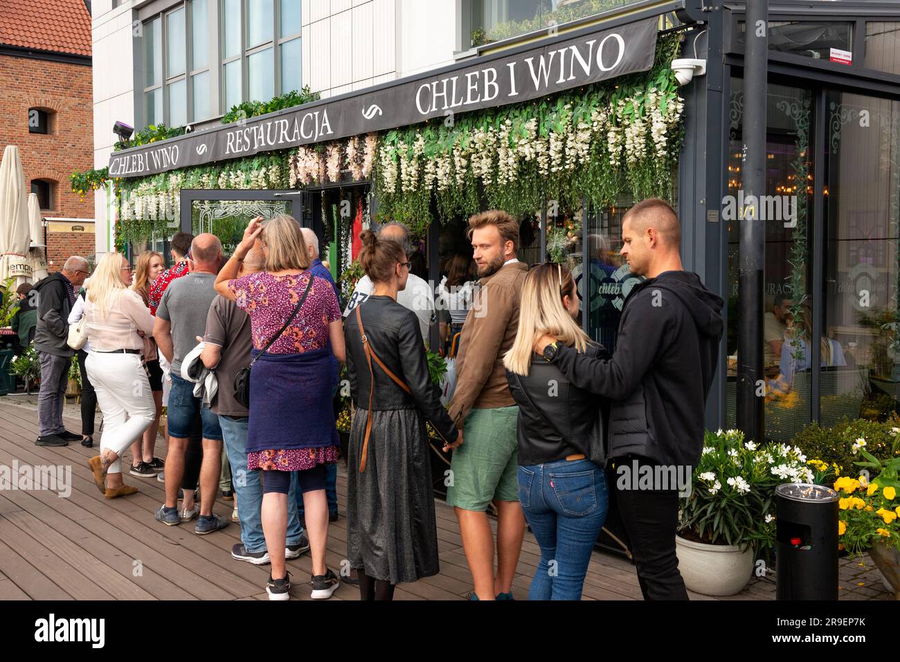 I turisti che aspettano fuori Chleb i Wino o il ristorante di pane e vino nel centro storico di Danzica, Pomerania, Polonia, Europa, UE Foto Stock