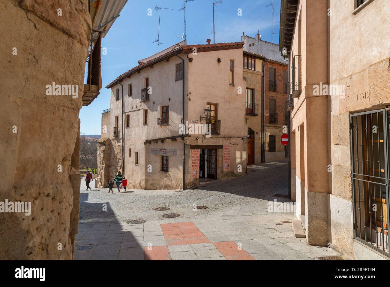 Salamanca, Spagna-FEB 20, 2022: Architettura generica e vista sulla strada da Salamanca, una città storica in Castiglia e nella regione di Leon in Spagna. Foto Stock