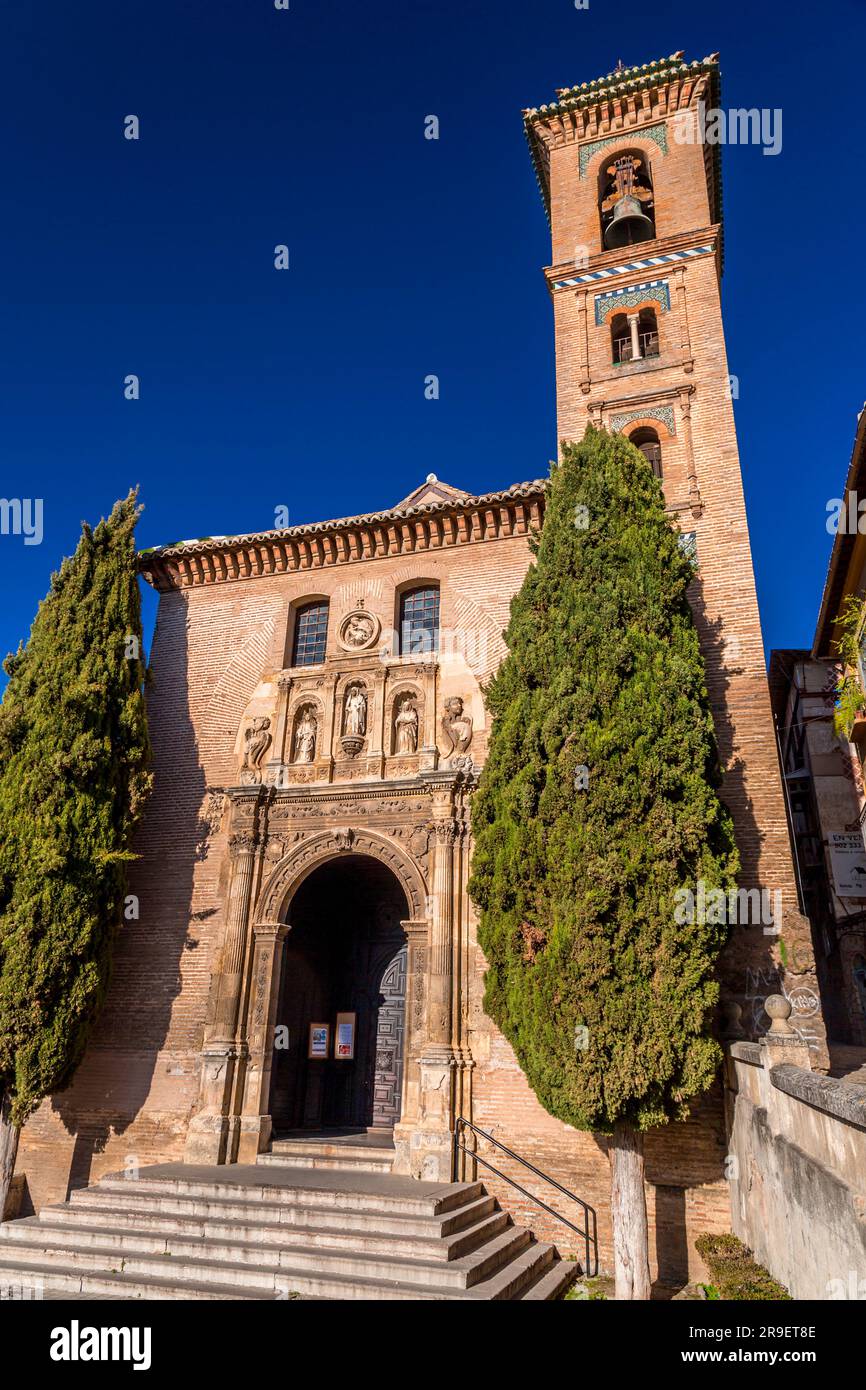 Granada, Spagna - 22 febbraio 2022: Chiesa di San Gil e Santa Ana a Granada, Spagna. Foto Stock