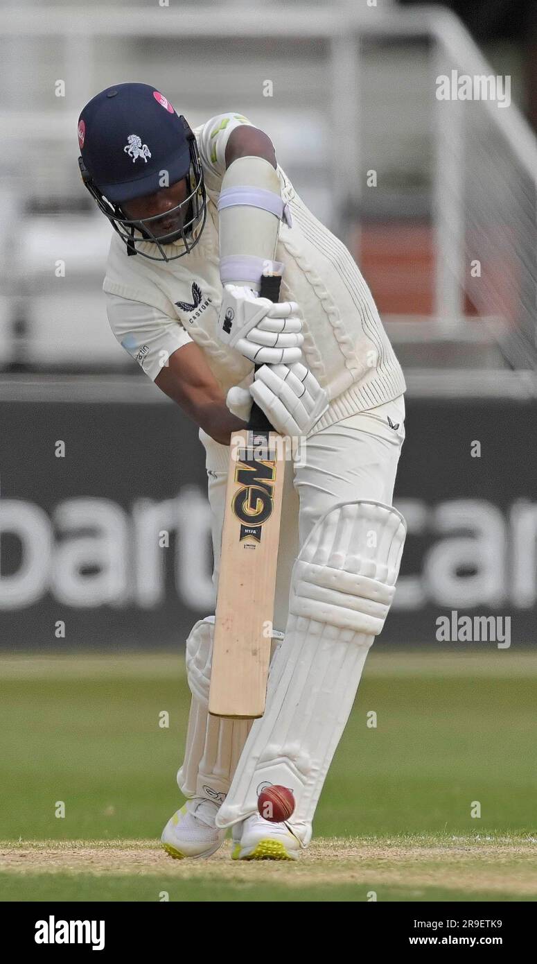 Northampton 26-giugno 2023 :Daniel Bell-Drummond del Kent durante la partita per il campionato della contea di assicurazione tra Northamptonshire e Kent al County Ground Northampton Inghilterra . Foto Stock