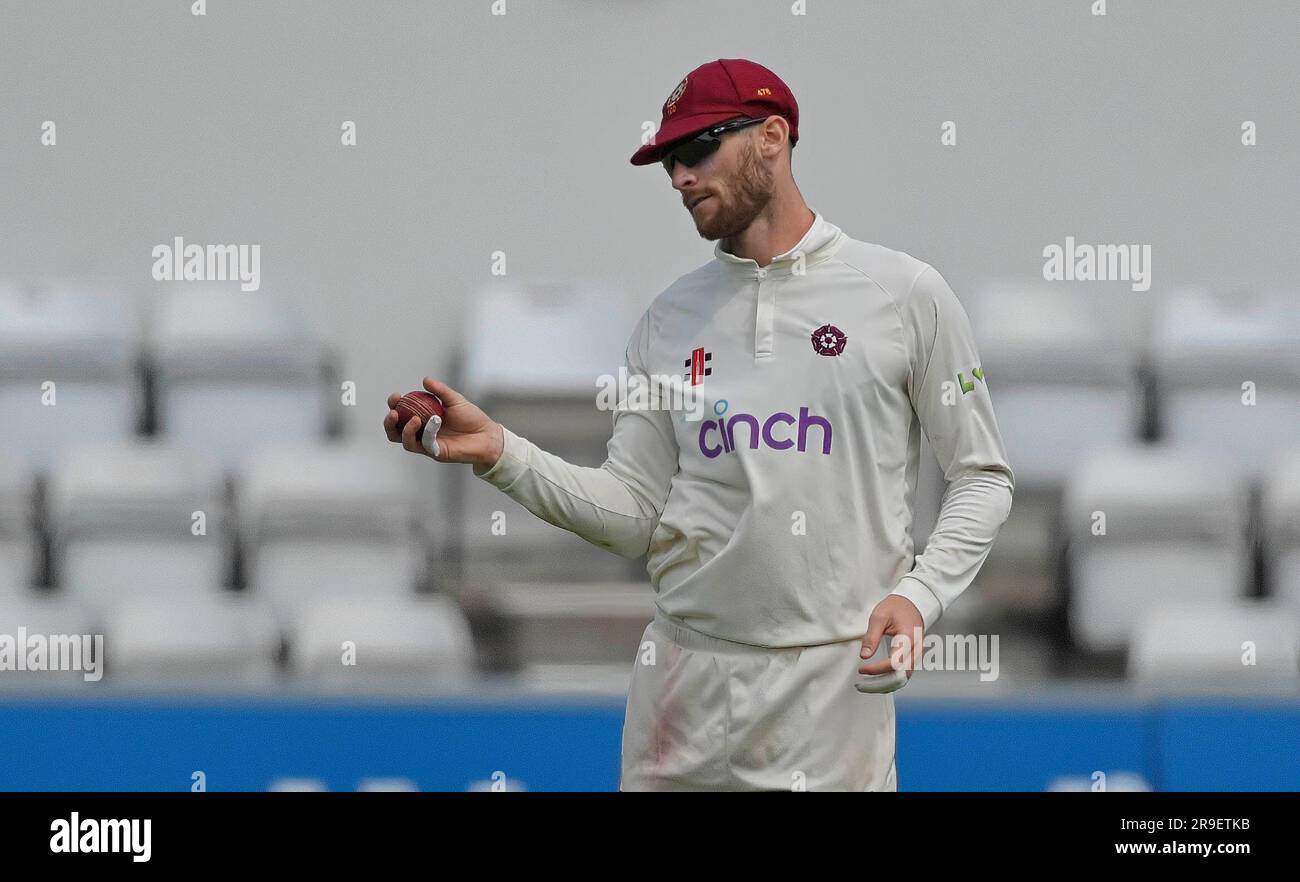 Northampton 26-giugno 2023 : Rob Keogh del Northamptonshire durante la partita LV= Insurance County Championship tra Northamptonshire vs Kent al County Ground Northampton Inghilterra . Foto Stock