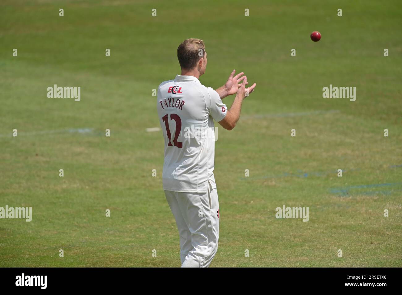 Northampton 26-giugno 2023 : Tom Taylor del Northamptonshire durante la partita per il campionato della contea di assicurazione tra Northamptonshire e Kent al County Ground Northampton Inghilterra . Foto Stock