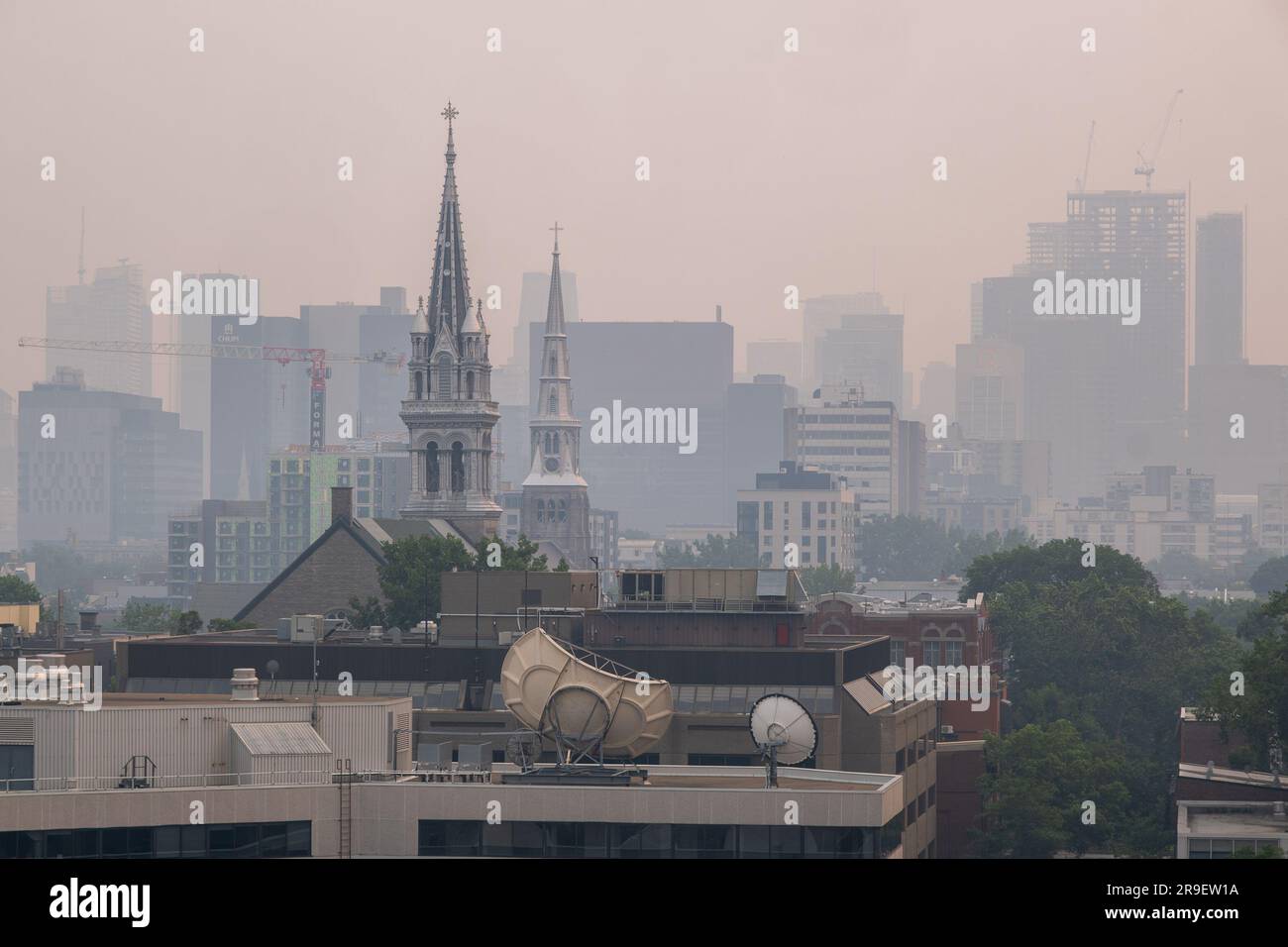 Montreal, CA - 24 giugno 2023: Centro di Montreal nel fumo degli incendi boschivi canadesi Foto Stock