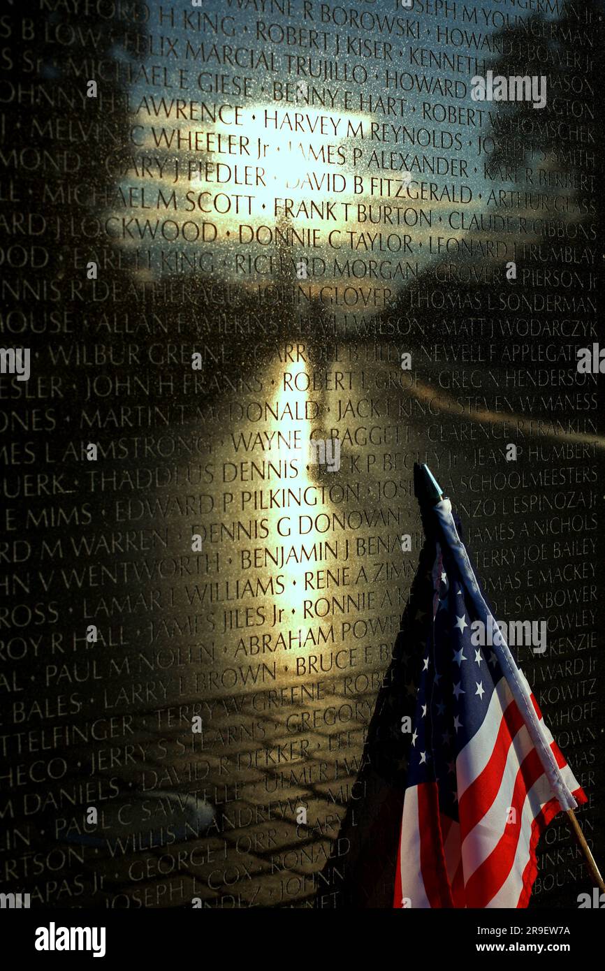 Una bandiera americana contro il muro al Vietnam Veterans Memorial. Washington DC. USA. Foto Stock