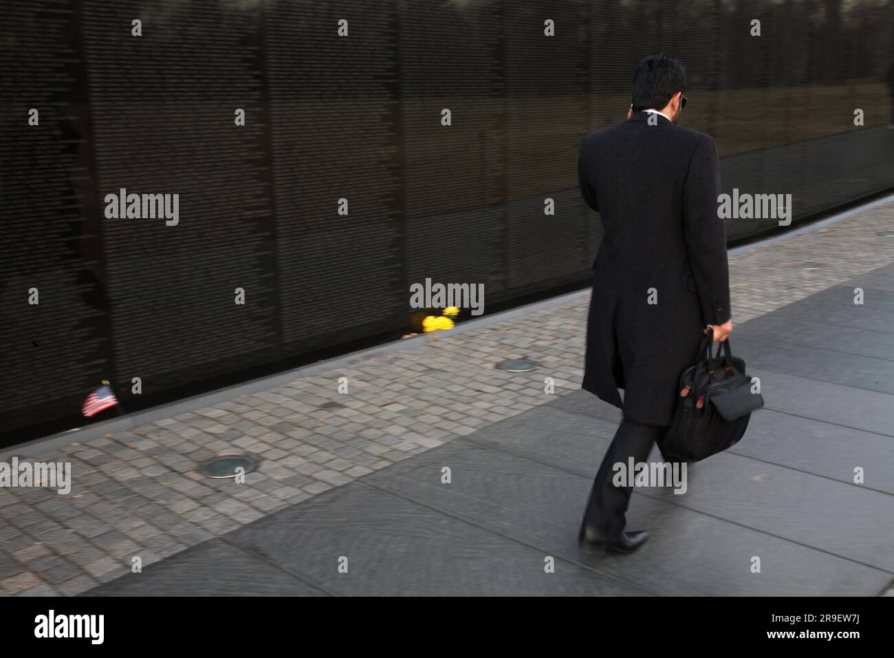 Un uomo che cammina vicino al Vietnam Veterans Memorial. Washington DC, USA. Foto Stock