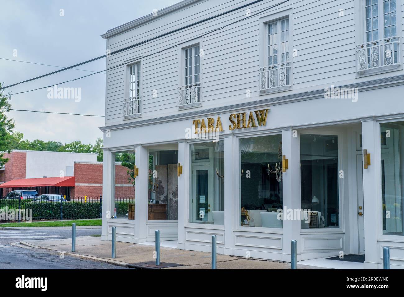 NEW ORLEANS, LOUISIANA, USA - 18 GIUGNO 2023: Davanti al negozio di mobili e design Tara Shaw su Magazine Street Foto Stock