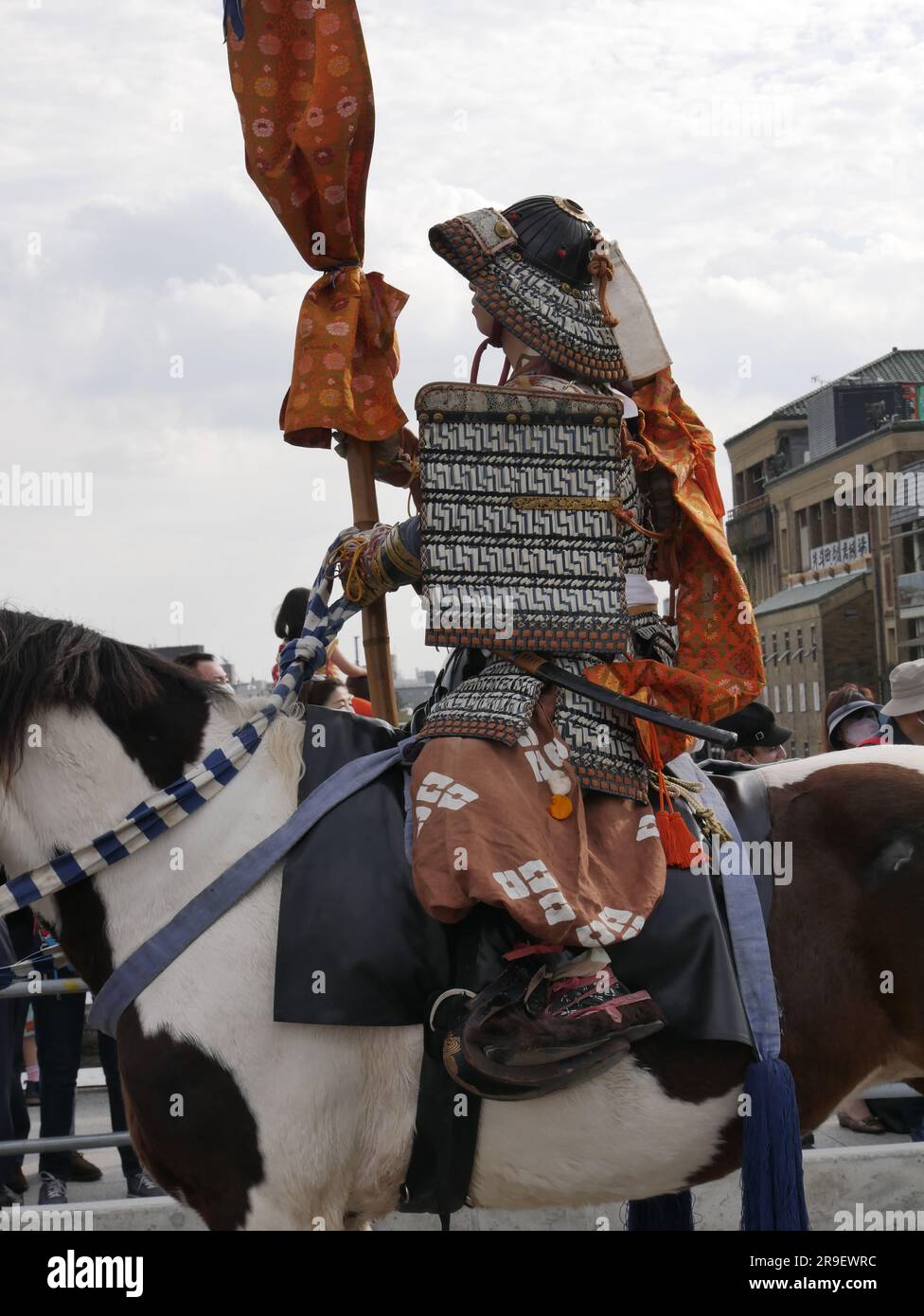Soldato a cavallo nella processione in costume di Jidai matsuri a Kyoto, ottobre 2022 Foto Stock